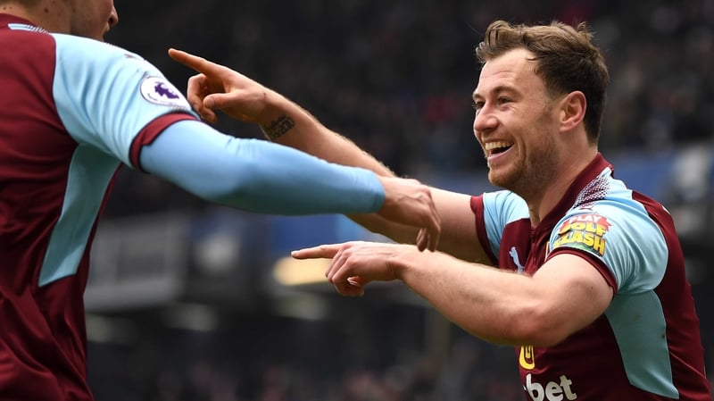Burnley come from behind to beat 10-man Everton