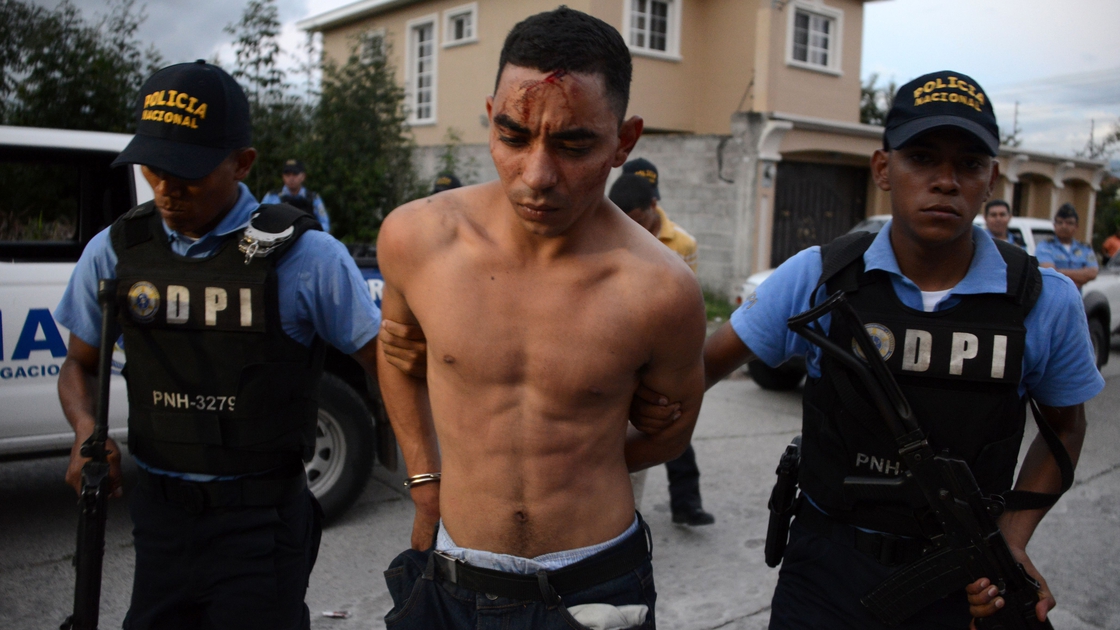 Image - San Salvadorean police detain alleged members of the Barrio 18 gang on 11 May 2015.