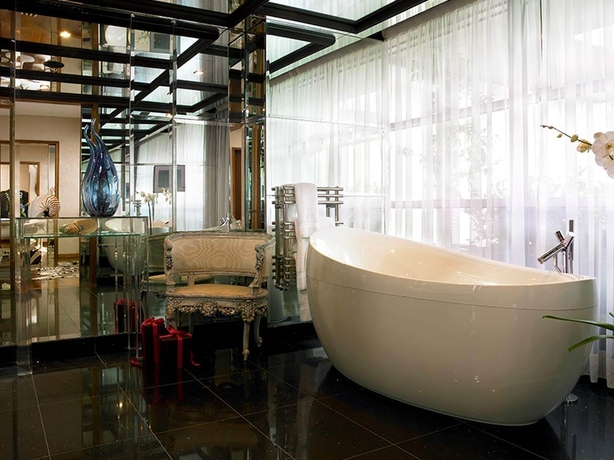 g hotel bathroom linda evangelista suite