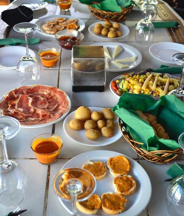 los berazzales tour lunch table