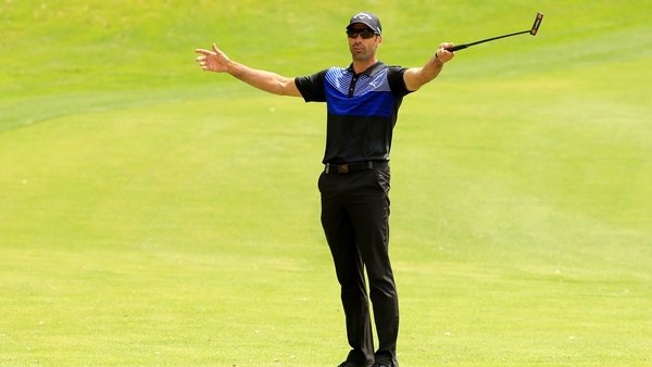 Alvaro Quiros leads by a shot