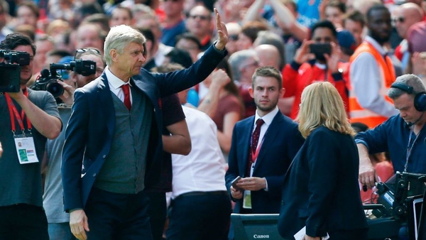 Arsene Wenger acknowledges the Arsenal fans