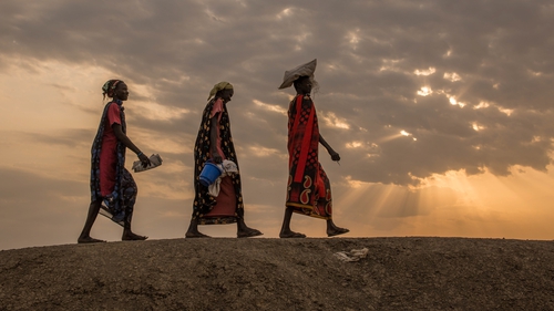 Women walk to a food distribution at the Protection of Civilian sit in Bentiu, South Sudan (Pic: United Nations)