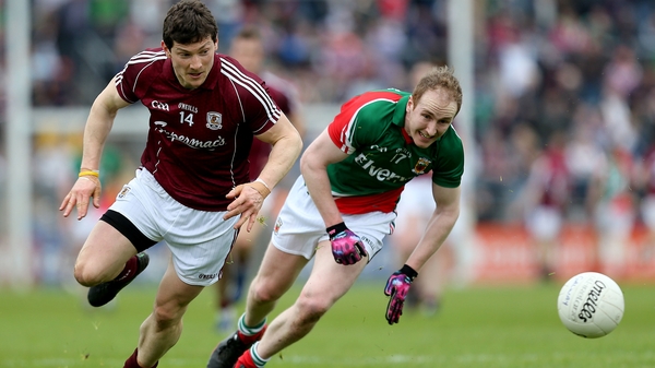 Tom Cunniffe beats Michael Meehan to possession in Mayo's 4-16 to 0-11 Connacht quarter-final win in 2013