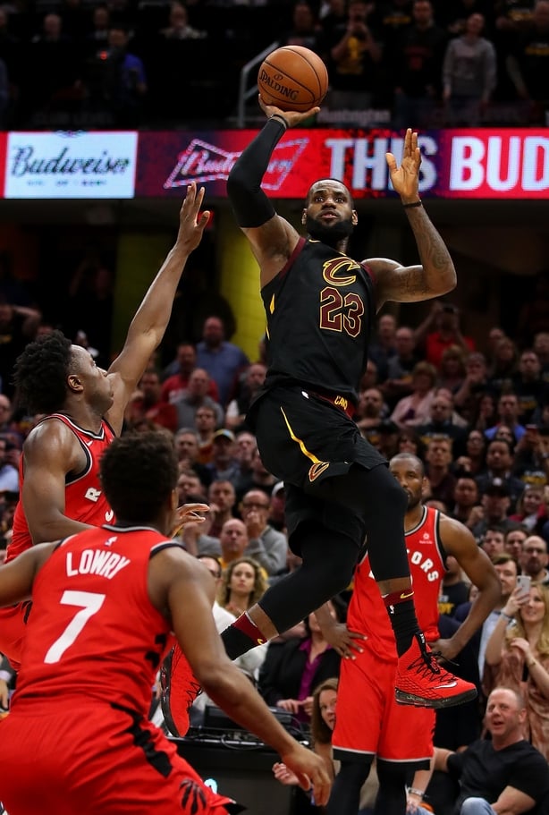 LeBron One-handed Buzzer Beater Secures Cavs Victory