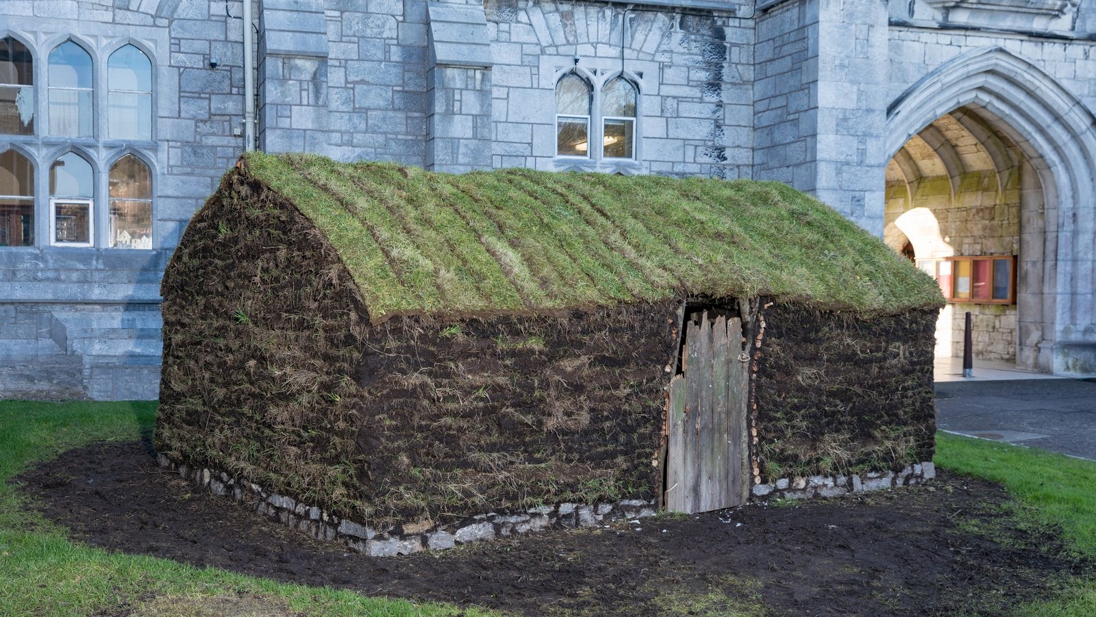 Image - An Bothán in UCC, a reproduction of a Famine-era cottier's cottage