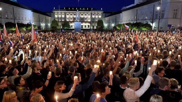 Protesters raise candles during a protest in front of the presidential palace in Warsaw July 2017. Photo: Adam Chelstowski/AFP/Getty Images