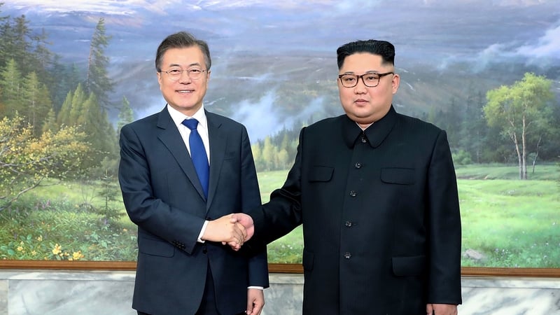 South Korean President Moon Jae In L And North Korean Leader Kim Jong South Korean President Moon Jae In L And North Korean Leader Kim Jong