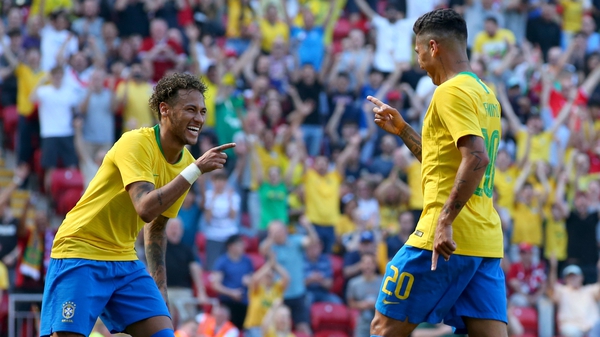 Neymar (L) celebrates with Roberto Firmino