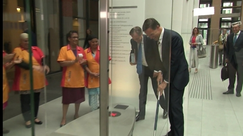 Mark Rutte initially struggled with the mop's length