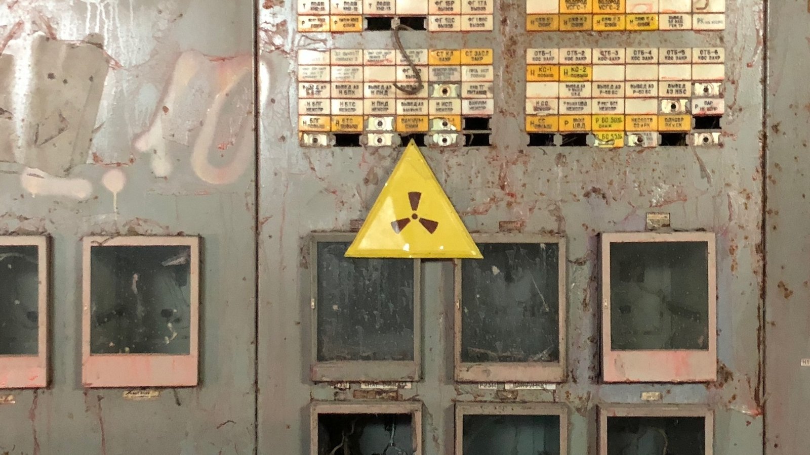 Image - A control panel in a state of disrepair in the control room of Reactor No.4