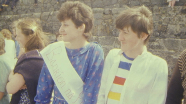 Bríd Ní Chualáin and friend, An Spidéal (1983)