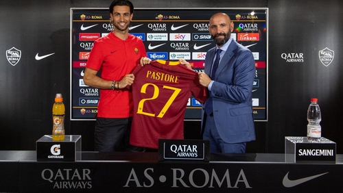 Javier Pastore poses with his Roma shirt