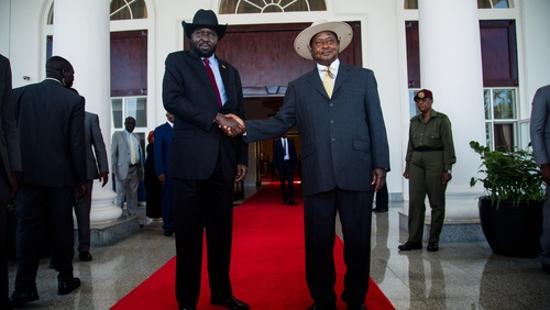 South Sudan president Salva Kiir (L) meeting with Ugandan president Yoweri Museveni before today's meeting with Riek Machar