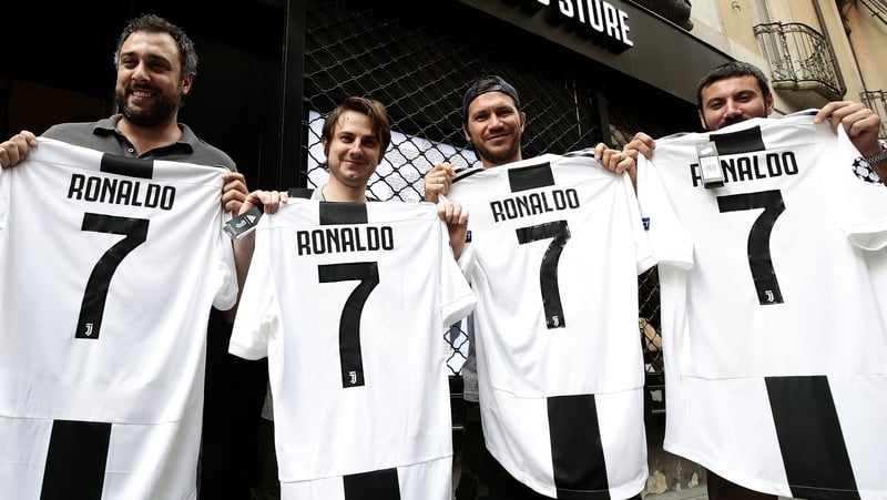 Pendukung Juventus memamerkan jersey bernomor punggung Ronaldo.