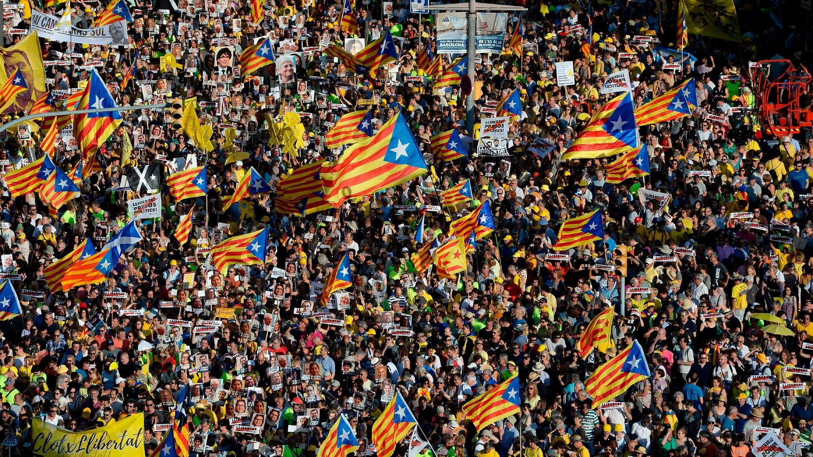 Thousands of Catalans march for release of leaders