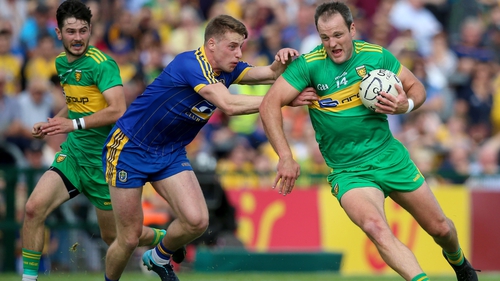 Michael Murphy of Donegal with Niall McInerney of Roscommon