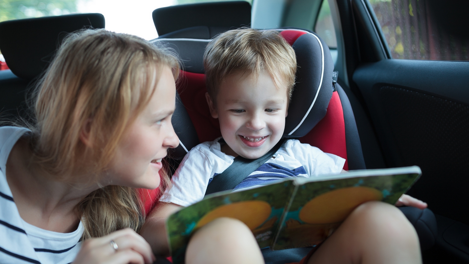 С мамой на заднем сидении читать. Путешествие на машине с детьми. С мамой на заднем сидении читать. Машина мама. Мама с ребенком в машине.
