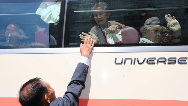 As South Koreans were taken away by bus, their family members strained for a final glimpse