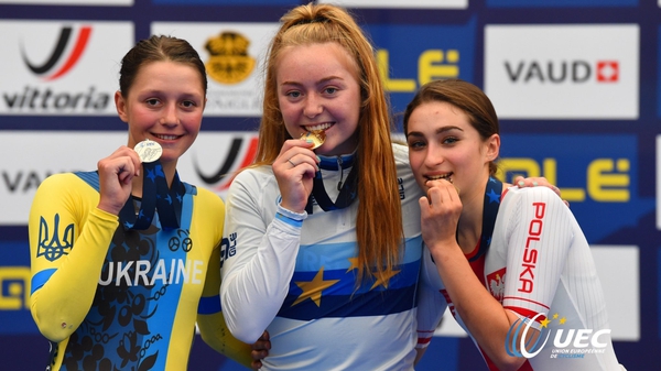 Lara Gillespie (c) celebrates with her gold medal. Pic: @UEC_cycling