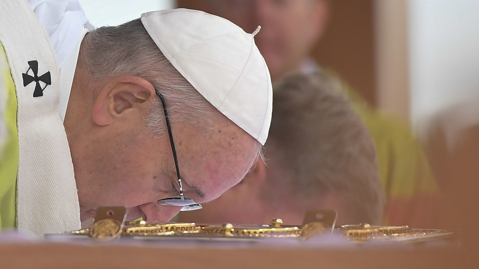 RTÉ News - Audrey Elliott got the Pope to sign her Mayo jersey at