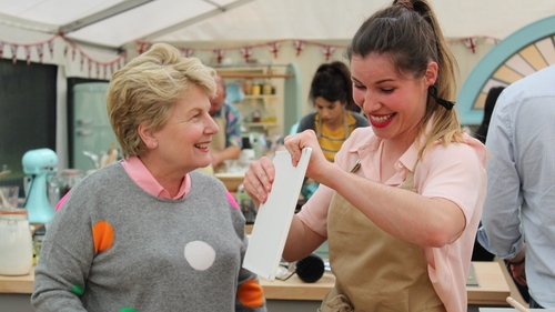 Hollywood Handshakes Green Gateau Gbbo