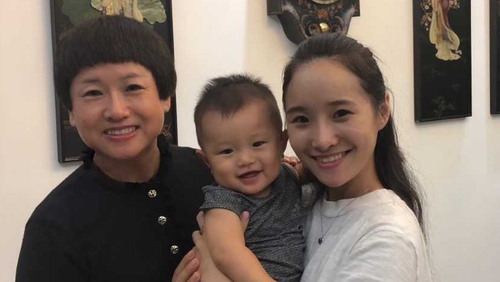 Lu Chang (R) with her baby and grandmother Jenny Guo