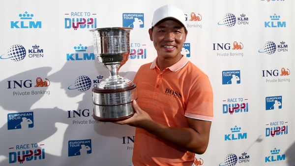 Wu Ashun gets his hands on the KLM Open trophy