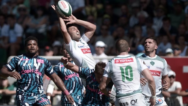 Pau's French full-back Charly Malie (C) gathers during the Top 14 clash with Stade Francais
