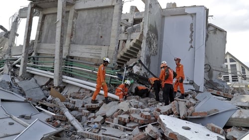 Death Toll Hits 832 Following Indonesia Earthquake - 