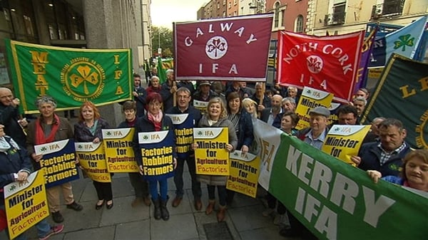 A large group of farmers were protesting outside the Department of Agriculture on Kildare Street