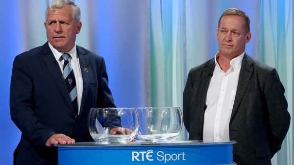 Clare manager Colm Collins (R) with Munster chairman Jerry O'Sullivan at last night's draw