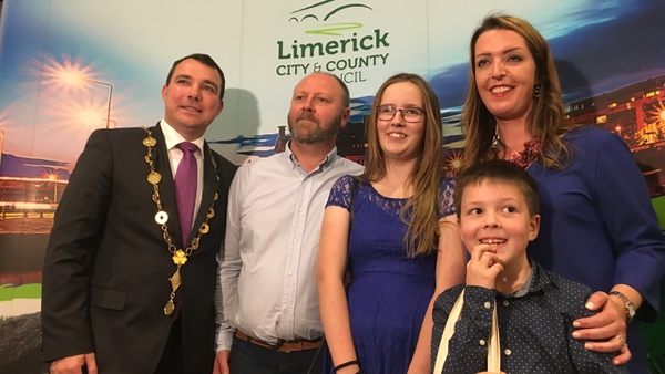 Mayor of Limerick James Collins with Vicky Phelan, her husband Jim, and her children Amelia and Darragh