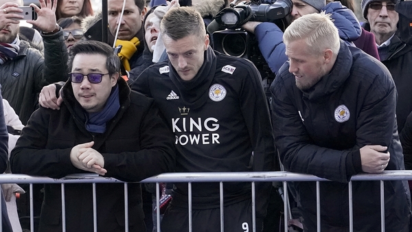 Aiyawatt Srivaddhanaprabha with Leicester players Jamie Vardy and Kasper Schmeichel