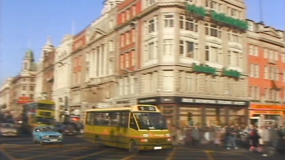 Nipper bus at O'Connell Bridge, Dublin (1988)