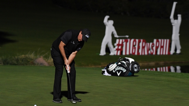 Mickelson sinks the winning putt