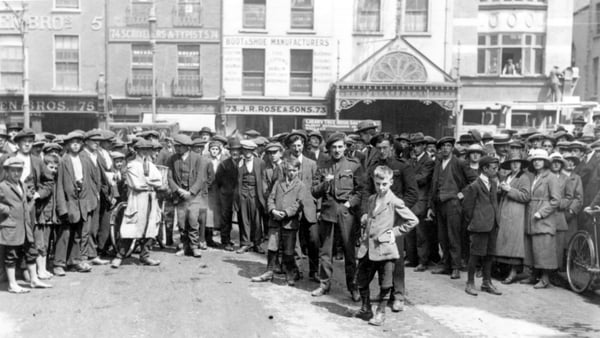 Civilians outside Dublin Castle 11 July 1921 waiting for truce to end War of Independence. Photo: Mercier Archives)