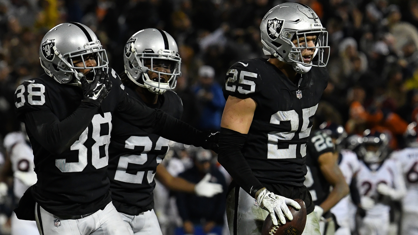 Raiders win possible final game in Oakland 27-14 vs. Broncos