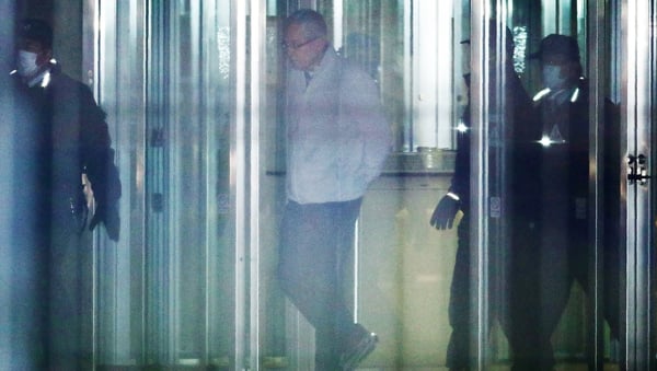 Greg Kelly (C) walks out of the Tokyo Detention House