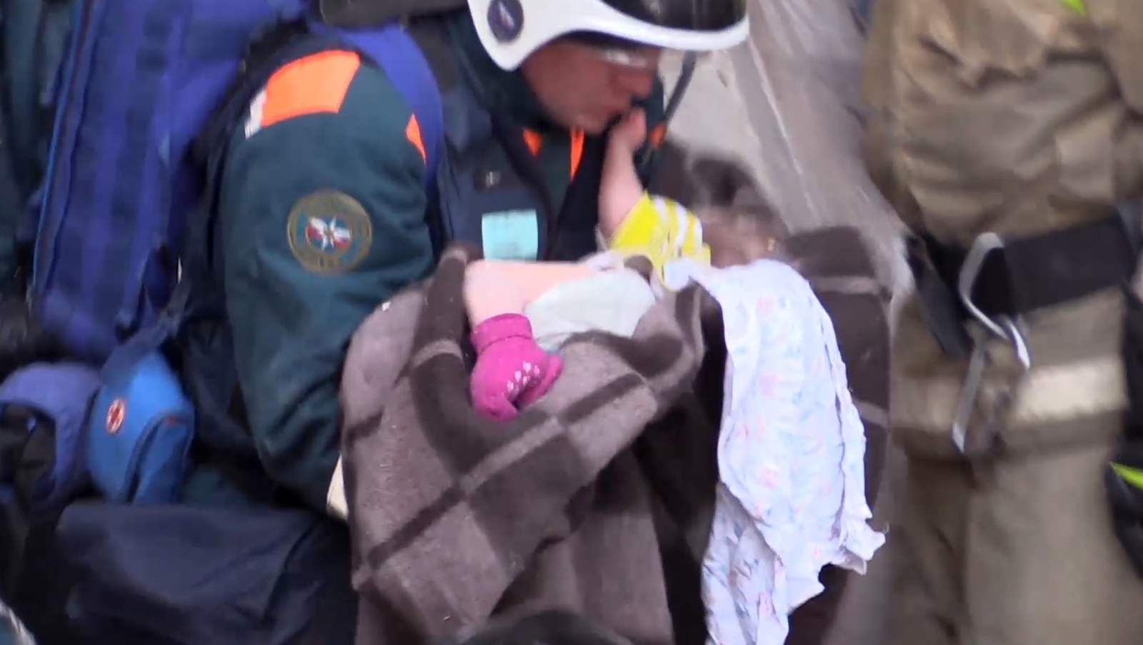 Rescuers pull 'miracle' baby from rubble in Russia(01)