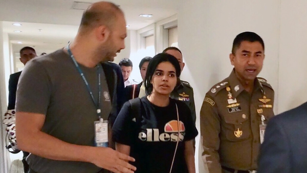 Rahaf Mohammed al-Qunun (C) speaks to Thai officials at a transit hotel near Bangkok