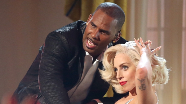 R Kelly and Lady Gaga performing at the 2013 American Music Awards