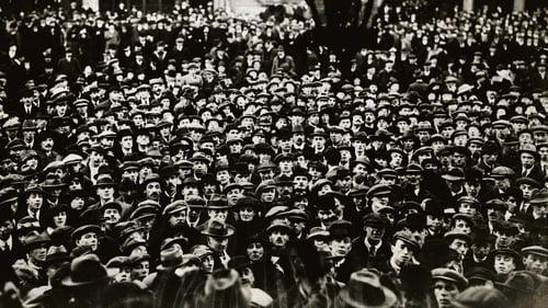 Crowds gathered outside the Mansion House to witness the opening of the First Dáil