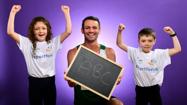 Thomas Barr with 8-year-olds Roisin Woods and Patrick Ryan at the Irish Life annoucement