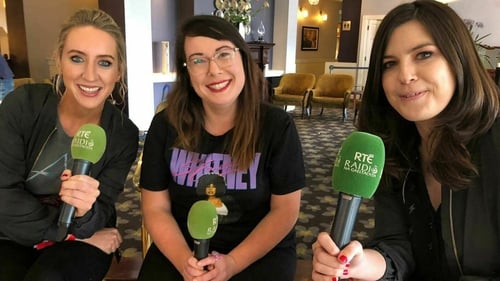 Podcast presenters Siún Ní Dhuinn, Sinead Ní Uallacháin, and Áine Ní Bhreaslai are bringing their show, Beo ar Éigean, to RTÉ Radio 1.