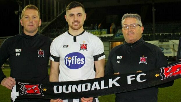 Vinny Perth (L) and John Gill (R) pose with new signing Jordan Flores. Photo: Dundalk FC