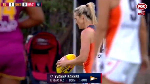 Yvonne Bonner lining up to take a kick for the GWS Giants.