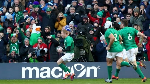 Keith Earls scores Ireland's second-half try
