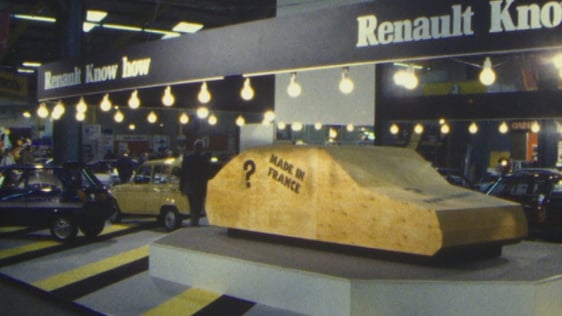Motor Show, Renault 25 under cover (1984)