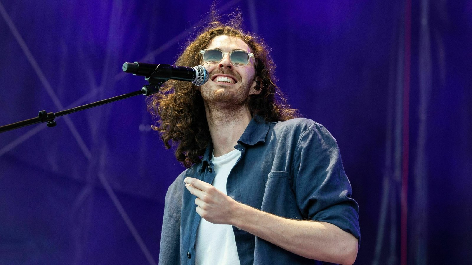 Hozier busks at New York City subway station